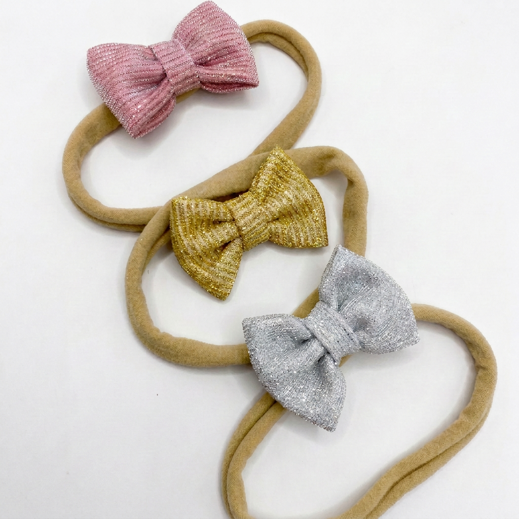 Tiaras R LA3352 con moños metálicos rosa dorado y plata y bandas beige sobre blanco