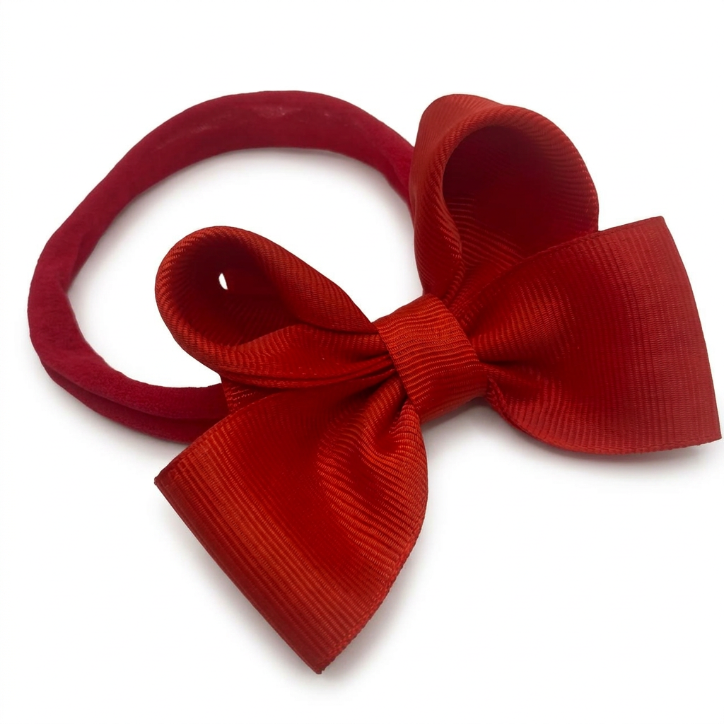 Tiara roja de nylón con moño de barrotado T8465 sobre fondo blanco