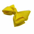 Moño 3D amarillo con tul sobre fondo blanco puro